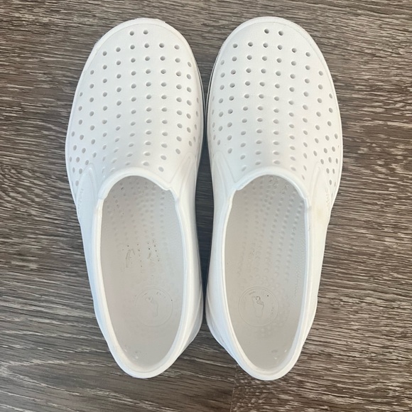 Native size 1 shoes worn once and my son doesn’t like them. - Picture 3 of 4